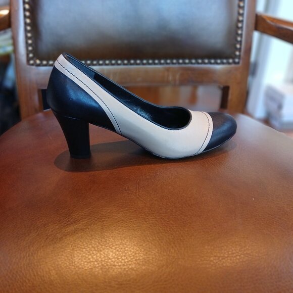 Stout heeled pumps in taupe and black leather. - Picture 4 of 5